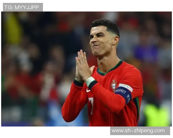 球迷疯狂冲入赛场夺走C罗球衣引发热议与争议 球迷疯狂冲入赛场夺走C罗球衣引发热议与争议